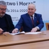 Marszałek województwa warmińsko-mazurskiego podpisał pierwsze umowy na wsparcie rybaków z Warmii i Mazur.
