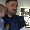 Dziecko – jego emocje, zabawa, nastroje, ale przede wszystkim relacja z ojcem – artystą. Wystawa prac Wojciecha Dzieszkiewicza w Galerii BWA w Olsztynie pokazuje, jak mocno narodziny małego człowieka zmieniają życie rodzica.