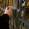 20-letni sprawca awantury sam wezwał policjantów informując w zgłoszeniu, że jest w stanie pozbawić życia brata. Młody mężczyzna był pobudzony, agresywny i pijany.