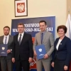 Wojewoda warmińsko-mazurski podpisał umowy na dofinansowanie połączeń autobusowych.