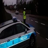 Policyjny patrol wydał polecenie kierującemu do zatrzymania się w związku z przekroczeniem dozwolonej prędkości w obszarze zabudowanym. Kierowca zignorował sygnały i zatrzymał się dopiero dalej, na terenie prywatnej posesji.