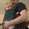  Chociaż znane są od setek lat, to obecnie przeżywają istny renesans. Chusty, w których rodzice mogą nosić dzieci, to nie tylko wygoda. Budują również bliskość między opiekunami a maluchami. W Olsztynie odbył się Europejski Tydzień Noszenia Dzieci.