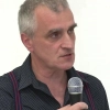 Sławomir Brzoska to artysta związany z Uniwersytetem Artystycznym w Poznaniu i ASP w Katowicach. Zajmuje się rzeźbą, sztuką instalacji, wideo, landartem oraz performansem. W olsztyńskiej Galerii BWA prezentuje retrospektywną wystawę prac z lat 1994 –
