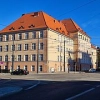 Zabytkowy budynek Szkoły Podstawowej numer 2 w Olsztynie doczekał się nowego dachu i nowych okien.