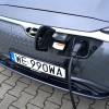 Czy jazda samochodem może być… ekologiczna? Jakie auto wybrać i jak jeździć, by przyczynić się do poprawy jakości powietrza i kondycji naszego portfela? Pytamy o to kierowcę wyścigowego i eksperta motoryzacyjnego Macieja Marcinkiewicza.