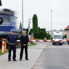 „Bezpieczny piątek” to akcja, w trakcie której kolejarze wspierani przez policjantów przypominają o zasadach bezpieczeństwa na przejazdach kolejowych.