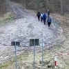 Czterech Belgów i Polak postanowiło przejść się pasem drogi granicznej.