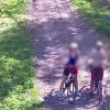 Kamery zarejestrowały rowerzystów na pasie drogi granicznej.