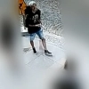 Olsztyńscy policjanci szukają mężczyzny, który zabrał złote monety zgubione przez kuriera.