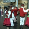 Lokalny folklor w lotniskowym terminalu. Kurpie z Myszyńca zaprezentowali się w Porcie Lotniczym Olsztyn-Mazury w Szymanach.