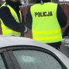 Policja apeluje o odśnieżanie samochodów. Bez tego – narażamy siebie i innych.