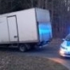 Policjanci pracowali na miejscu zdarzenia drogowego, do którego doszło na drodze krajowej nr 51. Kierujący dostawczym Iveco zderzył się z łosiem.