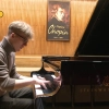 Aleksander Łachacz to młody uzdolniony pianista, już niebawem absolwent Państwowej Szkoły Muzycznej w Olsztynie.