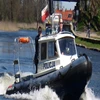 Policjanci zatrzymali mężczyznę, który złamał zakaz wytwarzania fali i doprowadził do zniszczenia pomostu.