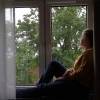 Okres obostrzeń i zamknięcia w domu źle wpływa na psychikę młodych ludzi. W poszukiwaniu sposobów na oderwanie od przedłużającego się stresu młodzież często sięga po środki psychoaktywne.