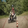 Dla niektórych to dziś dobra alternatywa dla samochodu. Trzeba jednak wiedzieć, jak z niej korzystać. Rozmawiamy o przepisach dotyczących jazdy motorowerem.