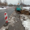 Robotnicy nie zabezpieczyli wykopu przy przystanku.