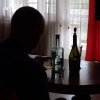 Są alkoholikami – a mimo to świetnie radzą sobie w pracy i życiu rodzinnym. To jednak pozory.