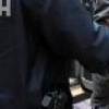 Elbląscy policjanci zatrzymali 28-latka, który włamał się do przyczepy kempingowej w miejscowości Kadyny. Gdy wylegitymowano mężczyznę okazało się, że jest poszukiwany.
