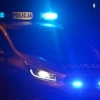 Pijany mężczyzna bez odblasków szedł nocą środkiem drogi.