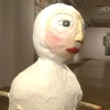 Hildegard Skowasch to wyjątkowa artystka tworząca głównie obiekty rzeźbiarskie z papieru, ceramikę, akwarele oraz rysunki. Jej korzenie sięgają Warmii i Mazur i właśnie im w części poświęcona jest wystawa „Ogród Marty” w Galerii BWA w Olsztynie.