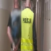 Policjanci zatrzymali kibica, który rzucił racę na murawę stadionu.