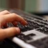 Internetowy kupiec okazał się oszustem, który wypłacił z konta kobiety 9 000 złotych.