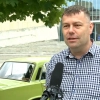 Piotr Mostek to prawdziwy pasjonat motoryzacji. W swoim garażu posiada m.in. pięknie odrestaurowanego Fiata 125p.