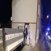 W Jezioranach w czwartek w nocy samochód dostawczy wjechał w ścianę budynku mieszkalnego.