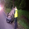 Pijany mężczyzna zaciągnął hamulec ręczny, doprowadzając do dachowania.