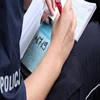 Olsztyńscy policjanci przypominają – w tym roku obowiązuje rozszerzony zakaz spożywania alkoholu na świeżym powietrzu.
