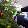 Policjanci zachęcają, by je… rozbierać.