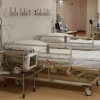 Znacznie spadła liczba szpitalnych łóżek zajętych przez pacjentów chorych na COVID-19.