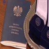 Staż podyplomowy to szansa na odnalezienie swojej zawodowej drogi i wymarzonej specjalizacji. Młodzi lekarze odebrali w siedzibie Warmińsko-Mazurskiej Izby Lekarskiej dokumenty potwierdzające prawo do wykonywania zawodu, dzięki którym już niebawem ro