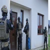 Funkcjonariusze Warmińsko-Mazurskiego Urzędu Celno-Skarbowego oraz policjanci z Radomia zatrzymali 12 osób nielegalnie handlujących paliwem.