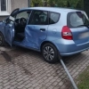 W Braniewie samochód osobowy uderzył w ścianę budynku.