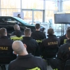 Samochody elektryczne cieszą się coraz większą popularnością. Strażacy z Olsztyna w salonie Volvo Nord Auto uczyli się, jak przeprowadzać skuteczne interwencje w przypadku zdarzeń z udziałem takich aut.