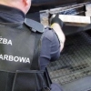 Kolejne dwa auta przystosowane do przemytu trafiły na parking służby celno-skarbowej.
