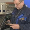 Mogą dodać charakteru pojazdowi – jednak nie zawsze są bezpiecznym rozwiązaniem. Rozmawiamy o przyciemnianiu szyb samochodowych.