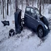Po uderzeniu w drzewo samochód osobowy dosłownie rozpadł się na kawałki.