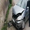 Policjanci zatrzymali mężczyznę, który jadąc pod wpływem alkoholu uderzył w budynek.