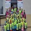 Policjanci z Warmii i Mazur rozdają dzieciom odblaski – i apelują do wszystkich o ich noszenie.