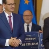Wojewoda warmińsko-mazurski otrzymał symboliczny czek z wysokością dofinansowania z Funduszu Dróg Samorządowych.