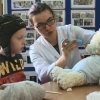 Jak oswoić dziecko z wizytami u lekarza? Najlepiej poprzez zabawę! Studenci medycyny Uniwersytetu Warmińsko-Mazurskiego po raz kolejny odwiedzili uczniów Zespołu Placówek Edukacyjnych w Olsztynie.