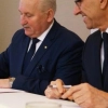 Marszałek województwa warmińsko-mazurskiego podpisał umowy z gminami, które chcą objąć seniorów teleopieką.