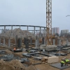 Powstają elementy nowej hali, widać jednak także problemy z dostawami materiałów.