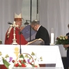 Na olsztynecki Plac św. Piotra tłumnie przybyli mieszkańcy i turyści przebywający w Olsztynku. Powodem była plenerowa Msza święta oraz występy lokalnych artystów.