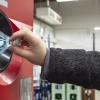 To specjalne automaty, w których za wrzucone butelki i puszki można otrzymać punkty do wykorzystana w sklepach sieci „Społem”.
