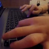 W XXI wieku nie uciekniemy od technologii związanych z Internetem i wszechobecnymi ekranami otwierającymi dostęp do przeróżnych treści. Ważne, by rodzic miał świadomość, kiedy powoli wprowadzać takie urządzenia do życia dziecka.