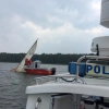 4-osobowa rodzina wpadła do wody, gdy ich jacht wywrócił się.